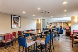 Comfort Inn & Suites Albuquerque - Ample Seating in Our Breakfast Room